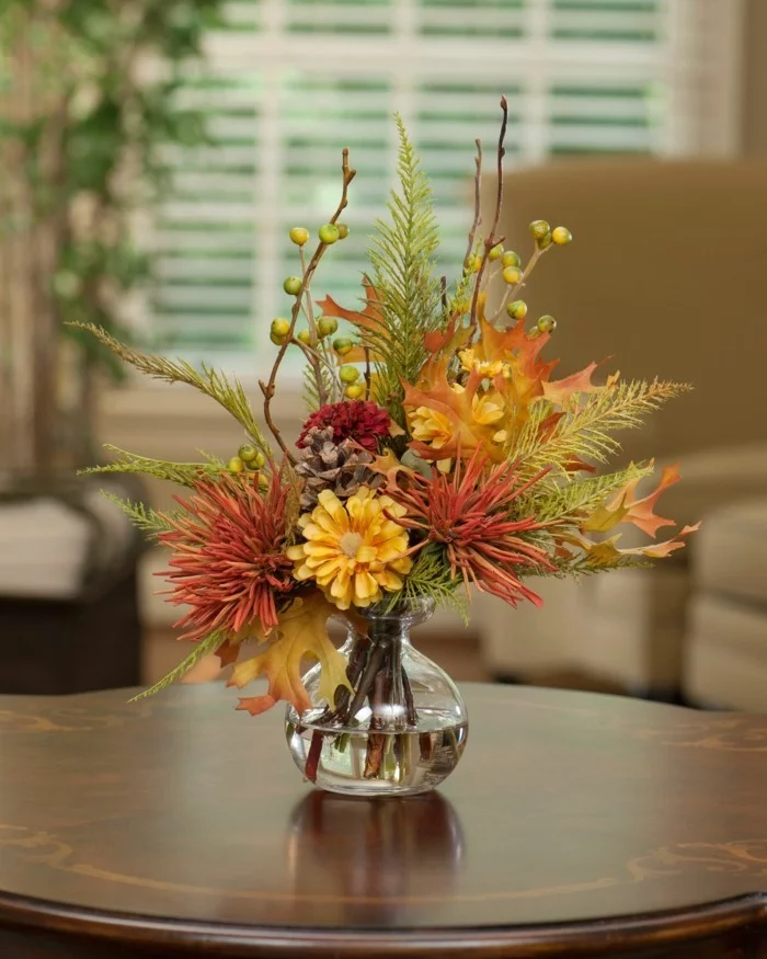 tischdeko schlichte dekoideen mit gläsernen vasen und herbstblumen