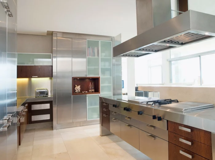 küche einrichten metallic look küchenschränke und helle bodenfliesen