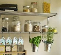 Küchenoberschränke und Regale für minimalistische Einrichtungskonzepte