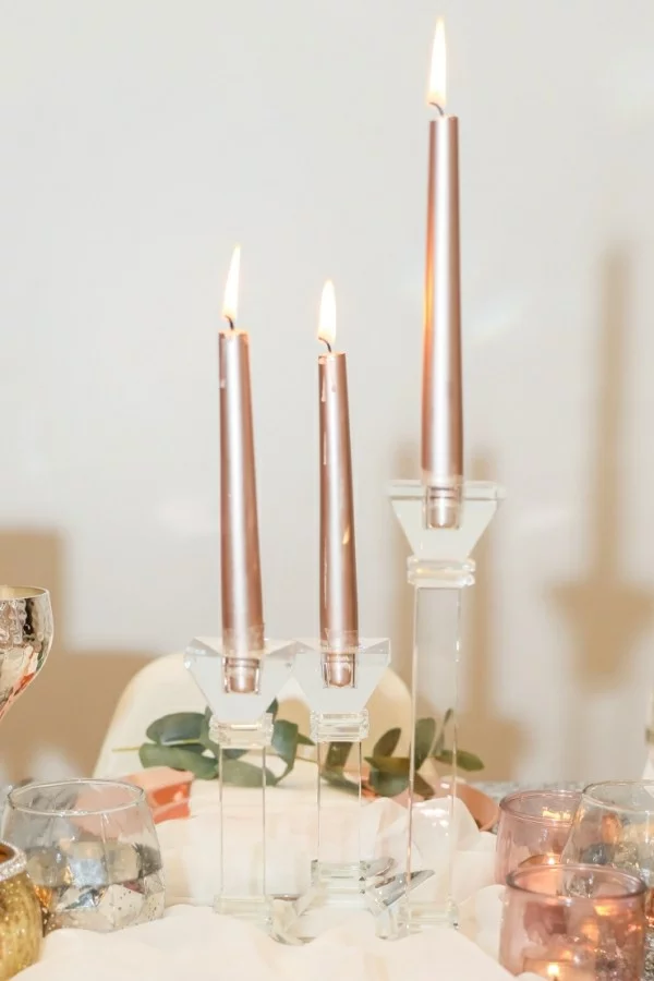 Drei dünne elegante goldene Kerzen selber machen