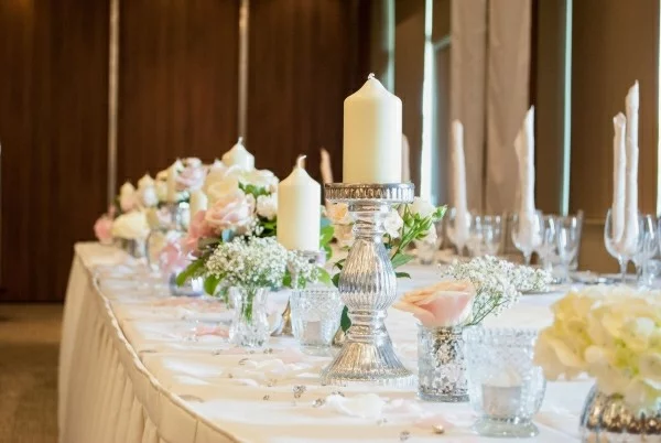 Hochzeitsdekoration mit Kerzen und anderen romantischen Elementen