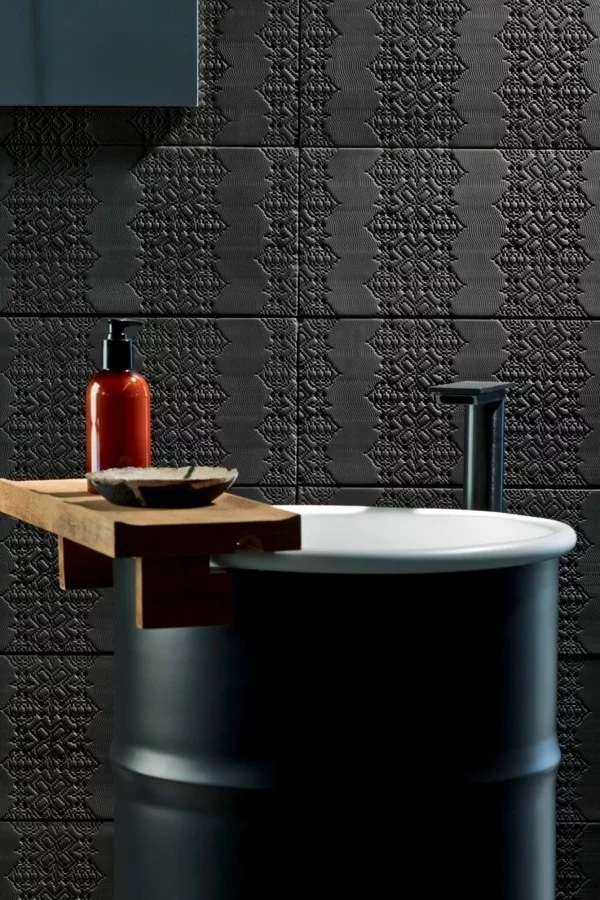 Schwarzes Badezimmerdesign mit roten Details