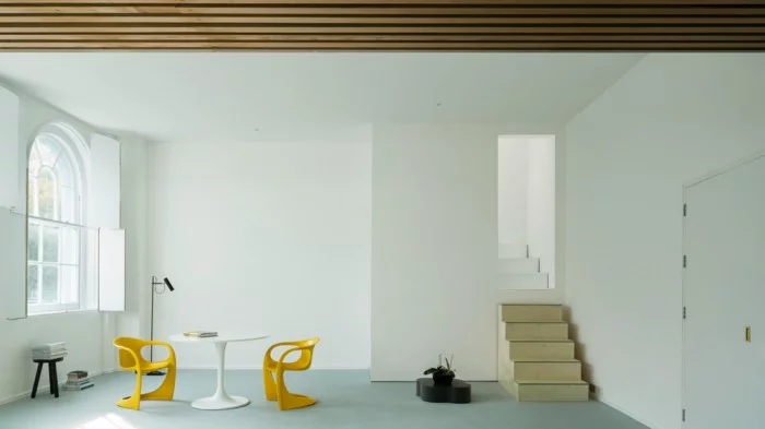 minimalistisch wohnen schöne wohnideen gelbe stühle
