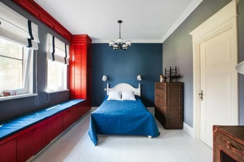 ideen schlafzimmer eklektisch blau rot kombinieren weißer boden
