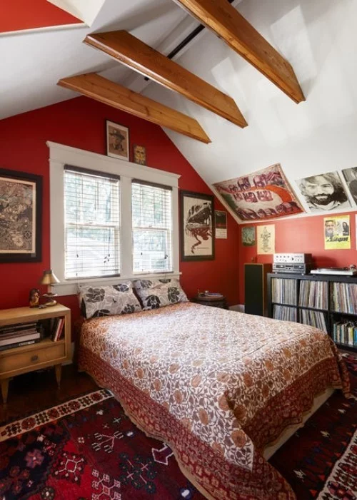ideen schlafzimmer eklektisch dachschräge rote akzente