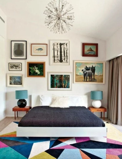 ideen schlafzimmer eklektisch farbiger geometrischer teppich wanddeko