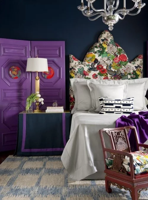 ideen schlafzimmer eklektisch farbiges bettkopfteil lila akzente