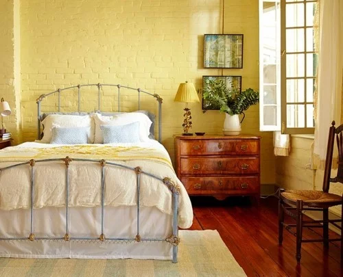 ideen schlafzimmer eklektisch gelbe ziegelwand dielenboden heller teppich
