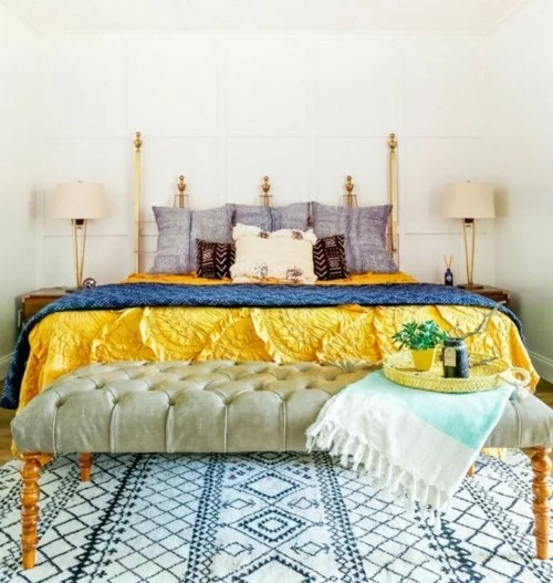ideen schlafzimmer eklektisch schöner teppich schicke gelbe bettdecke schlazimmerbank