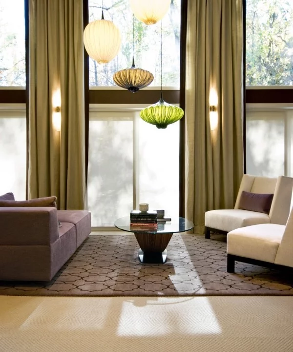 marokkanische lampe stilvolles wohnzimmer beleuchten grüne gardinen