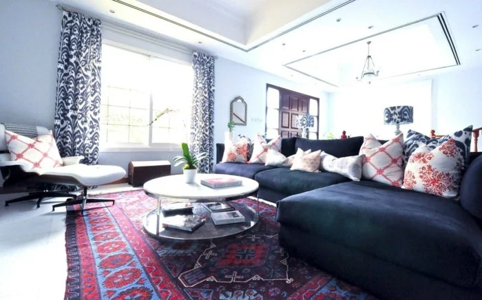 marokkanische teppiche farbig rustikal dunkelgraues sofa farbige dekokissen