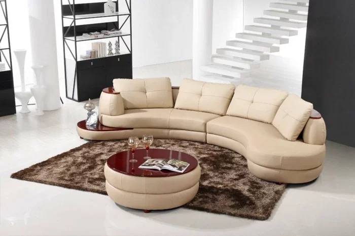 rundes sofa beige rote akzente brauner teppich