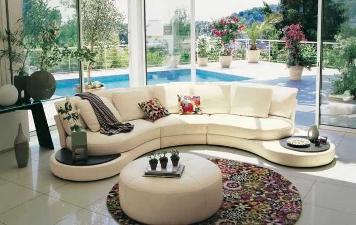rundes sofa beiges design farbiger runder teppich