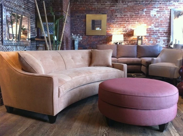 rundes sofa beiges rundsofa lila couchtisch ziegelwand