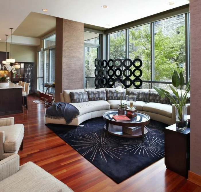 rundes sofa dekoriert mit dekokissen schöner teppich