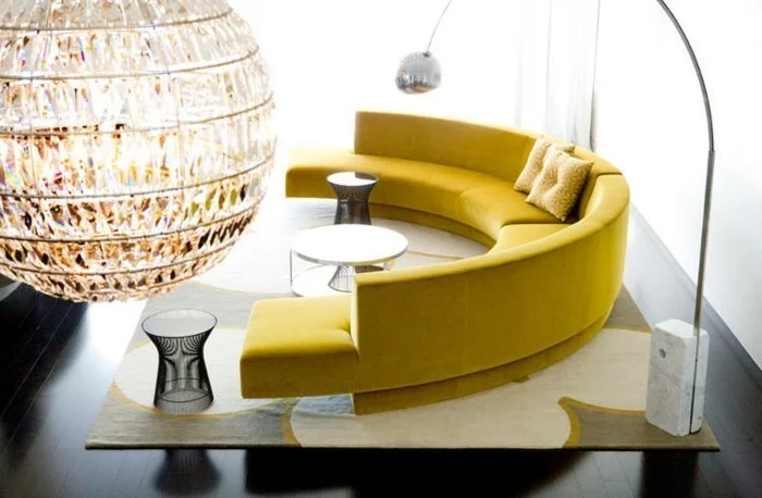 rundes sofa gelbes rundsofa heller teppich dunkler bodenbelag