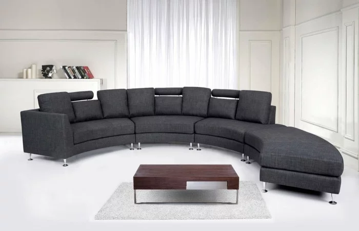 rundes sofa graues sofa stilvoller couchtisch weißer bodenbelag