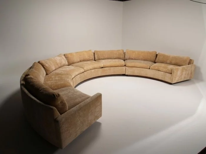 rundes sofa großes rundsofa warme farbe weißer bodenbelag