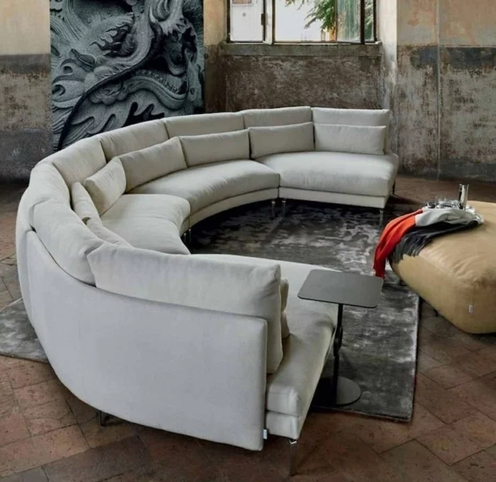 rundes sofa stilvoller teppich bodenfliesen