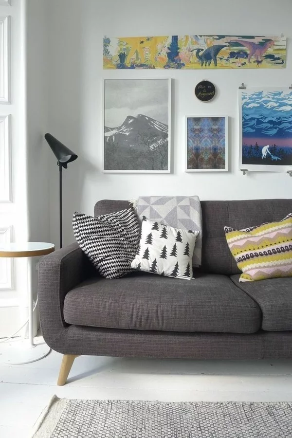 zimmer einrichten dunkelgraues sofa farbige dekokissen