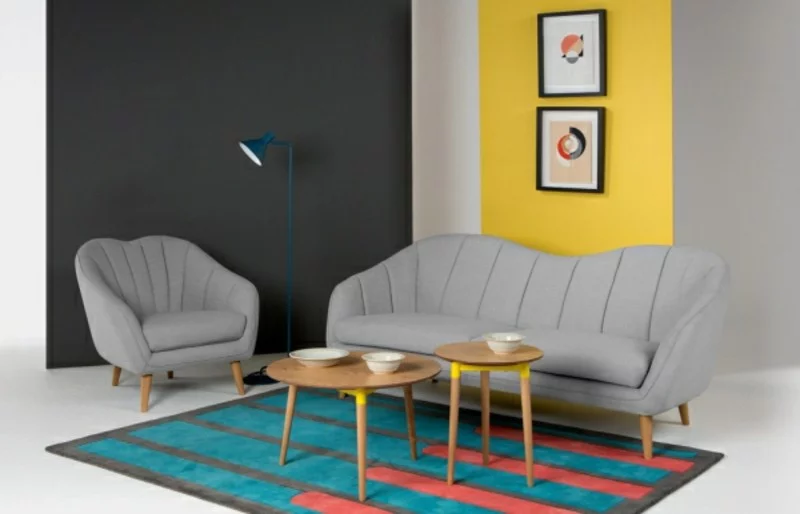 zimmer einrichten wohnzimmer graues sofa farbiger teppich gelbe akzentwand