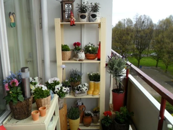 Balkon Garten mit gerüst für pflanzen