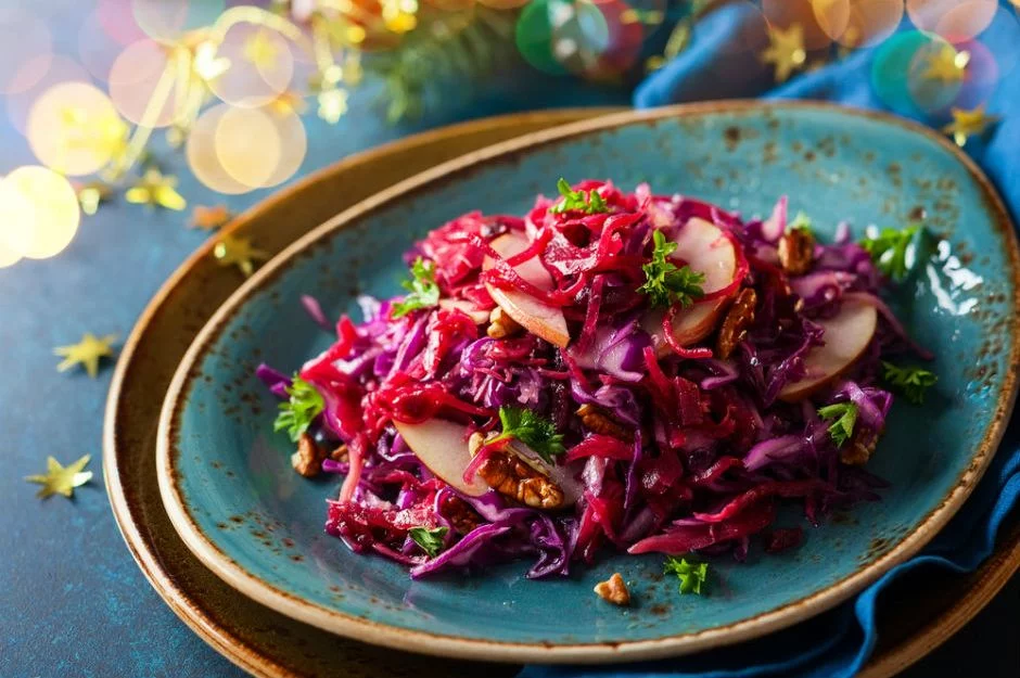 Gesunde Lebensmittel frischer Salat Rotkohl