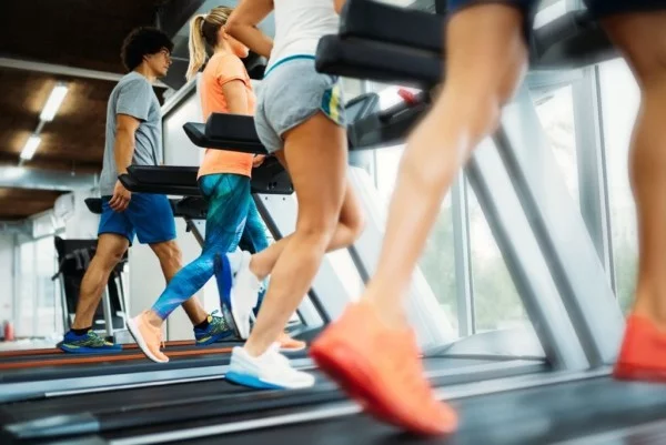 Gesunde Sporternährung Ausdauertraining am Laufband viel Energie verbrauchen