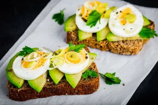 Gesunde Sporternährung Vollkornbrot Eier Avocado ideal für zwischendurch