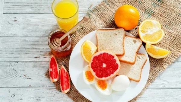 Gesunde Sporternährung eine Scheibe Brot mit Eiern exotische Früchte leicht verdaulich gesund