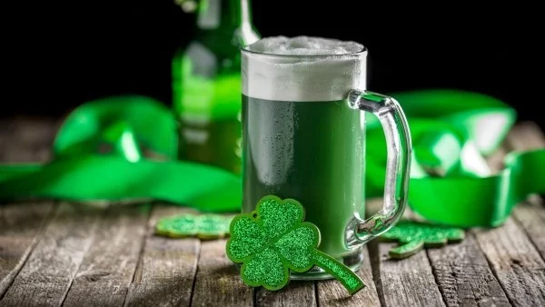 Irish Coffee grün gefärbt St. Patricks Day