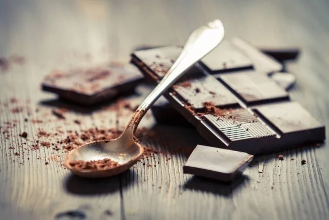 Kakaopulver und dunkle Schokolade