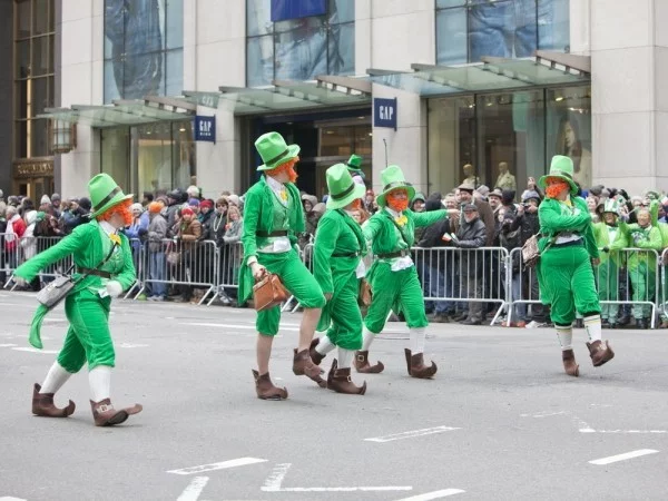St. Patricks Day Parade auf der Straße tanzen grüne Kostüme