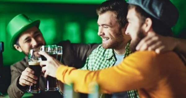 St. Patricks Day zelebrieren mit Freunden viel Bier trinken