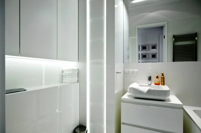 Badezimmerspiegel quadratisch und weiß