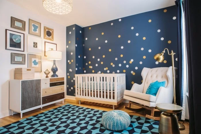 babyzimmer farben akzentwand punkte schöner teppich