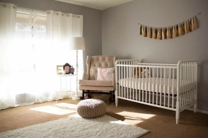 babyzimmer farben neutrale farben weicher teppich schaukelstuhl