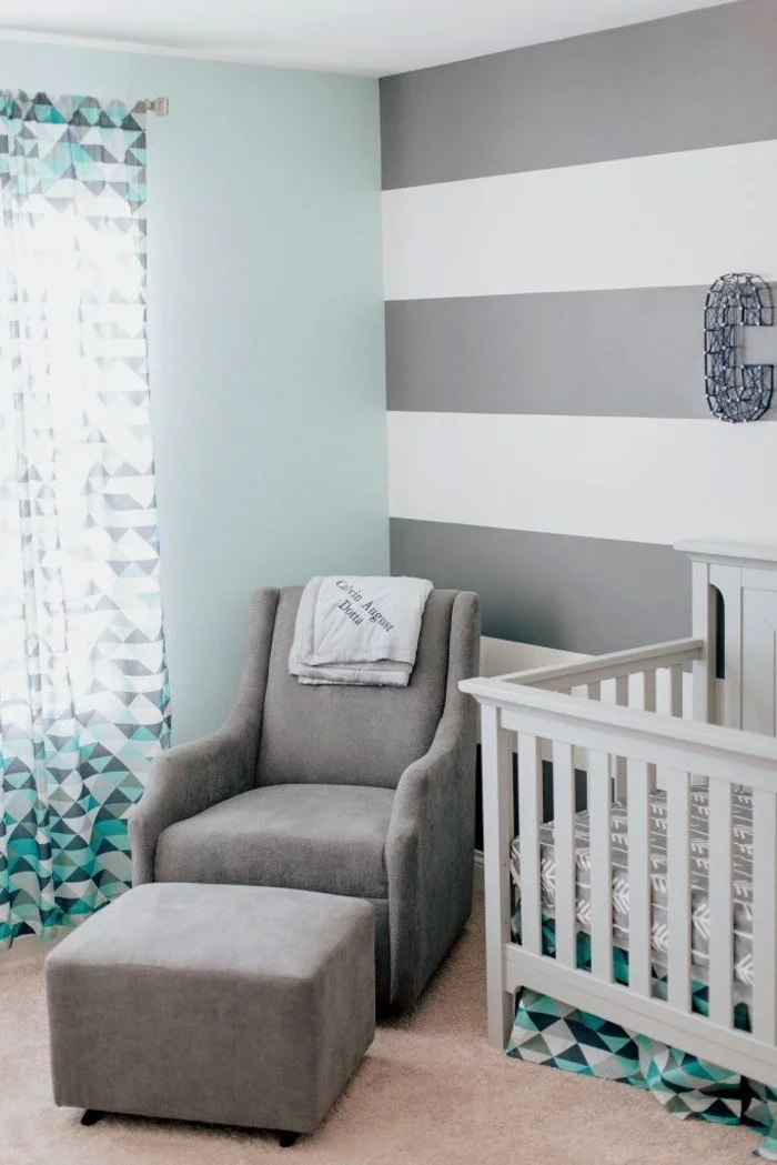 babyzimmer farben streifen wanddesign grauer sessel