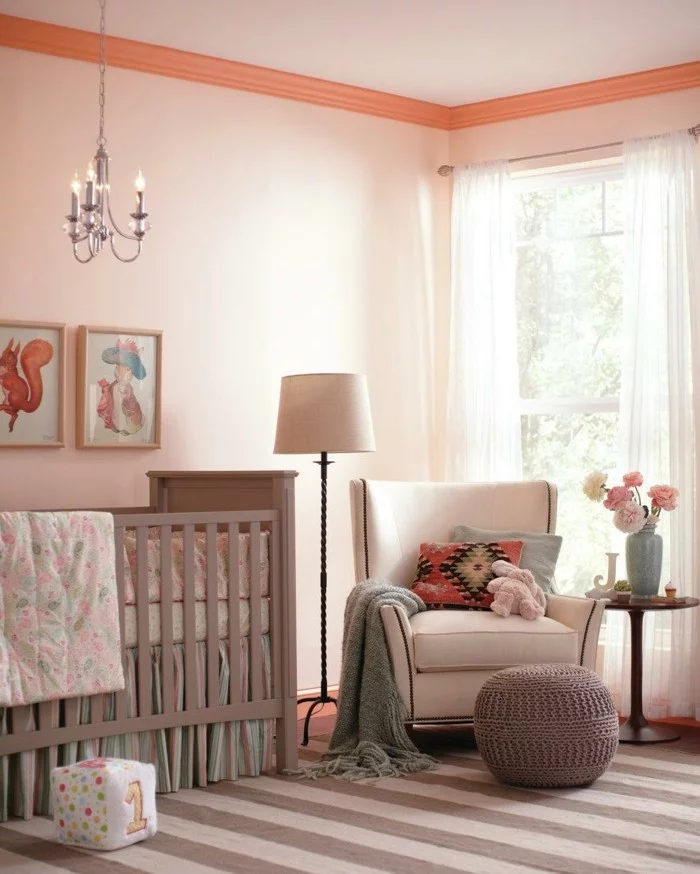 babyzimmer farben streifenteppich helle wände warme farben
