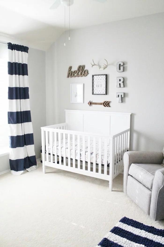 babyzimmer farben weiße wandfarbe weißer teppich streifen akzente