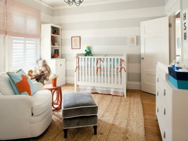 babyzimmer junge ideen streifentapete helle farben weiße möbel