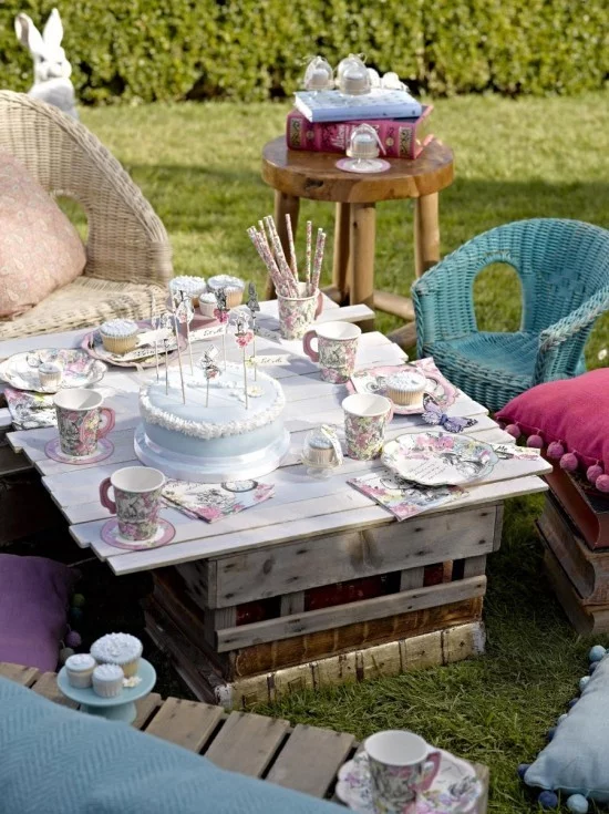 Vintage Tee Party Deko im Garten