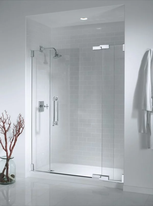 glastüren durchsichtig badezimmer weiße badezimmerfliesen