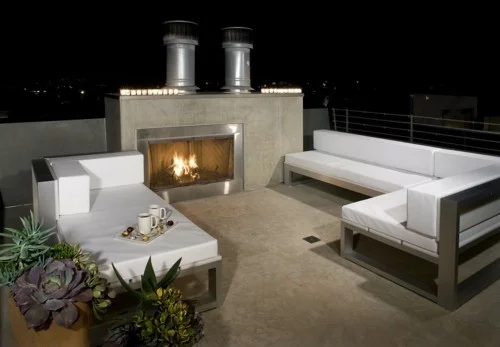 terrassenkamin außenbereich gestalten ideen weiße sofas