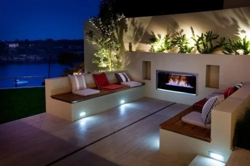 terrassenkamin moderner außenbereichromantische beleuchtung pflanzen