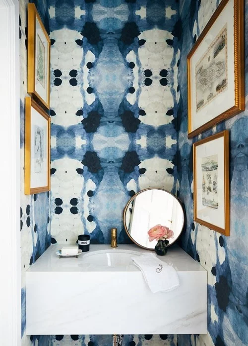 Kleines Badezimmer attraktiv gestaltet blau-weiß Wandbilder