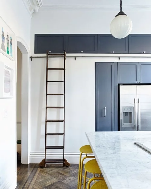 Küche Kontraste Küchenschränke  dunkelblau weiß maritimer Stil