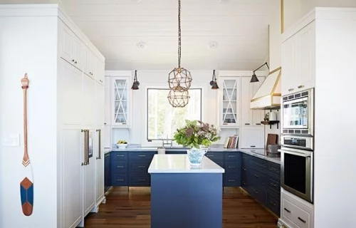 Moderne Küche blau-weiß maritimes Deko