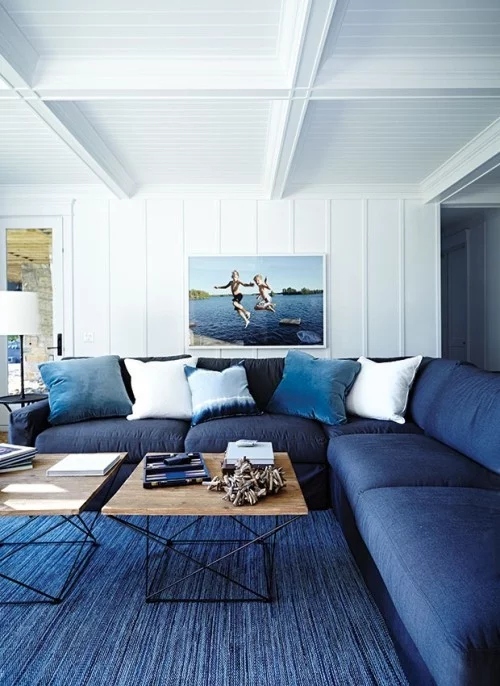 Wohnzimmer maritime Farben Königsblau Coach Teppich weiße Wände schönes Bild