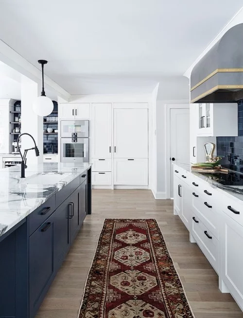 offene moderne Küche blau-weiß brauner Küchenläufer